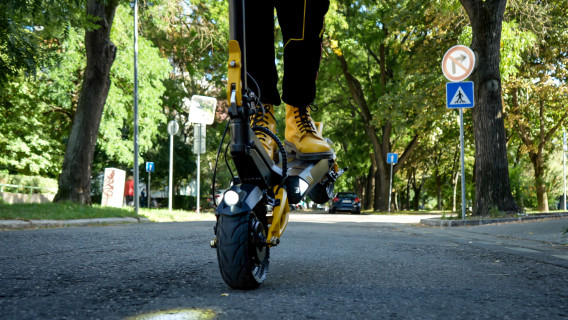 BooZter : cette trottinette électrique pliable pèse moins de 7 kg et rentre  dans un sac à dos - NeozOne