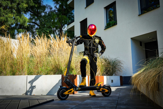 BooZter : cette trottinette électrique pliable pèse moins de 7 kg et rentre  dans un sac à dos - NeozOne