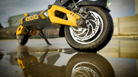 Puis-je conduire la trottinette électrique sous la pluie ?