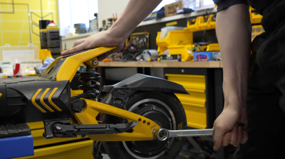 Réparation de la crevaison sur la trottinette électrique Vsett 10+